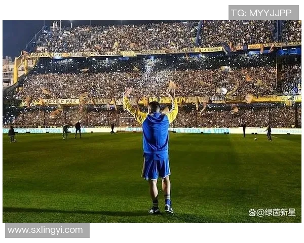 足球场上逝去球星的最后告别与传奇葬礼背后的深情纪实